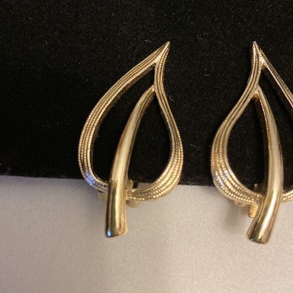 Vtg Sarah Cov Patent Pending Gold atone Clip On  Earrings - Picture 2 of 7